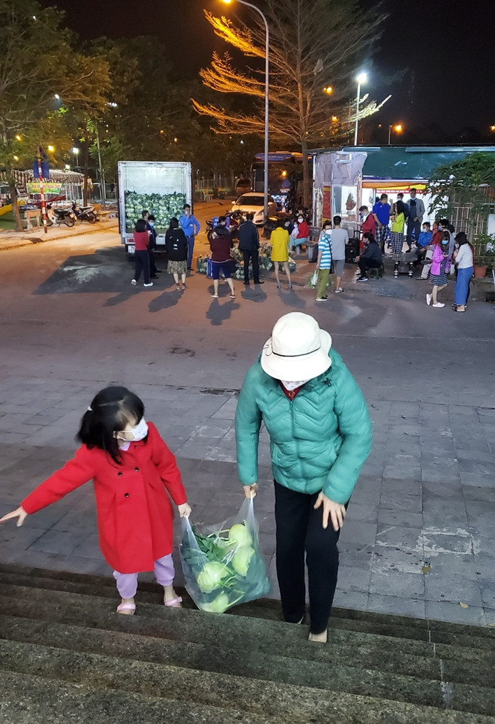 Tất cả các chuyến xe chở rau củ nông sản đều được chính quyền Hải Dương hỗ trợ đầy đủ về mặt kiểm dịch, khử khuẩn, đủ điều kiện để xuất ra khỏi địa phương nên những người mua hàng đều cảm thấy an tâm.