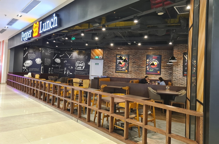 Bộ Y tế cho biết, tính đến 6h ngày 4/2/2021 nước ta có thêm 37 ca mắc mới COVID-19 trong cộng đồng. Đây là những công nhân khu công nghiệp thuộc TP Chí Linh, tỉnh Hải Dương, đã được cách ly, không có nguy cơ lây ra cộng đồng. Tại Hà Nội, do ảnh hưởng của dịch COVID-19, nhiều nhà hàng lớn ở Hà Nội đang rơi vào tình trạng ế ẩm, không có khách.