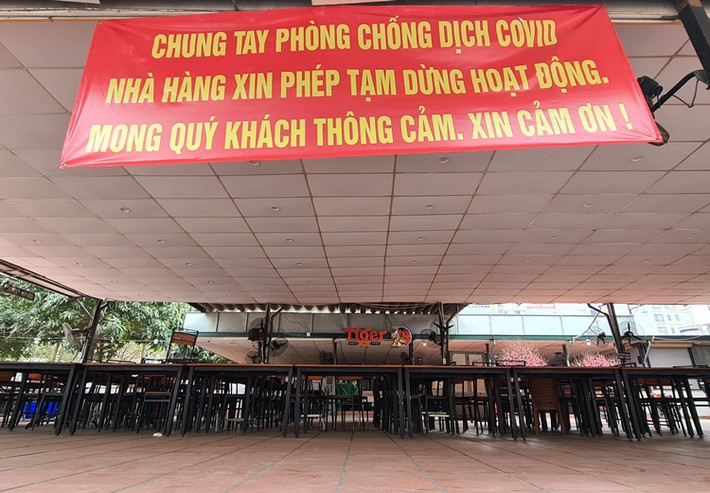 Trong khi đó, nhiều quán nhậu lớn nhất nhì trên đường Trần Thái Tông (Hà Nội) đã phải đóng cửa, treo biển thông báo tạm dừng hoạt động.