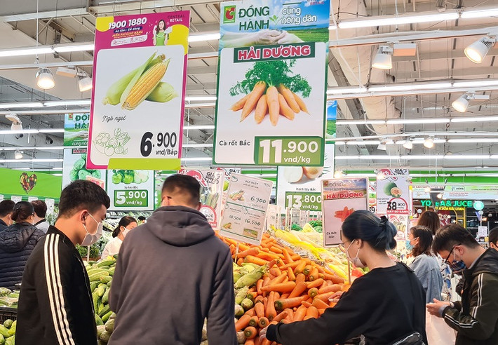 Khá nhiều người dân tìm đến siêu thị BigC Thăng Long “giải cứu” nông sản Hải Dương.