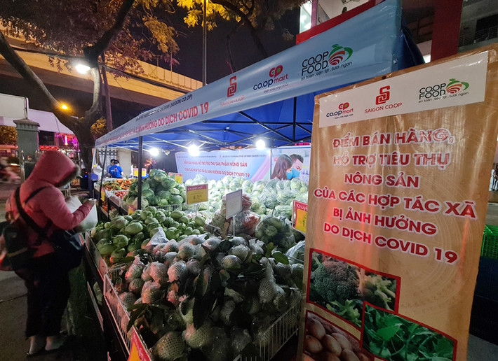 Để phòng dịch COVID-19, hầu hết người đến mua hàng đều chấp hành việc đeo khẩu trang.