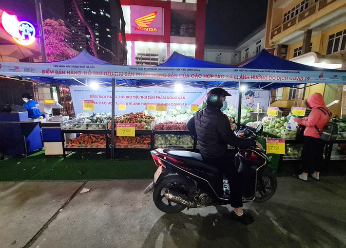 Nguồn hàng “giải cứu” được siêu thị Co.opmart tiêu thụ chủ yếu từ các hợp tác xã ở Hải Dương và có biện pháp kiểm soát chất lượng đảm bảo an toàn, không thu mua “giải cứu” đại trà những sản phẩm không rõ nguồn gốc. Vì vậy, người dân có thể an tâm khi mua hàng ủng hộ.