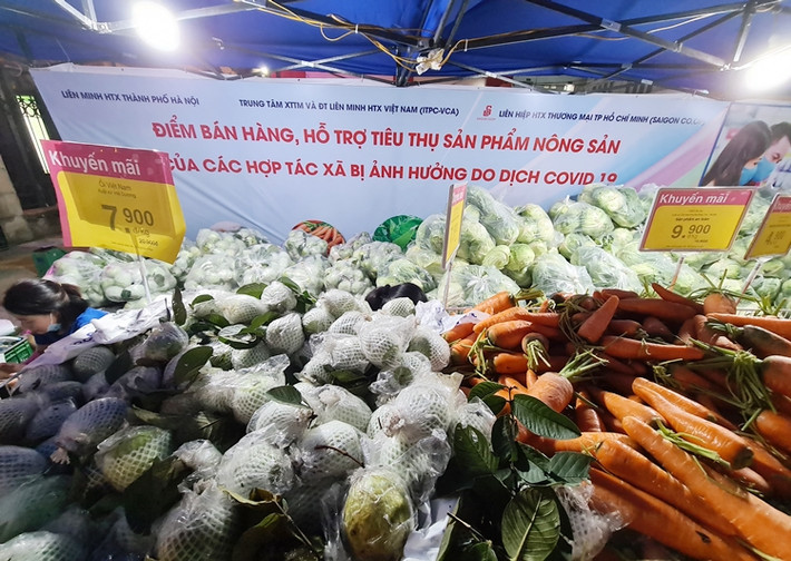 Tại đây, giá các sản phẩm nông sản cũng đều được công khai và thấp hơn giá trên thị trường rất nhiều.