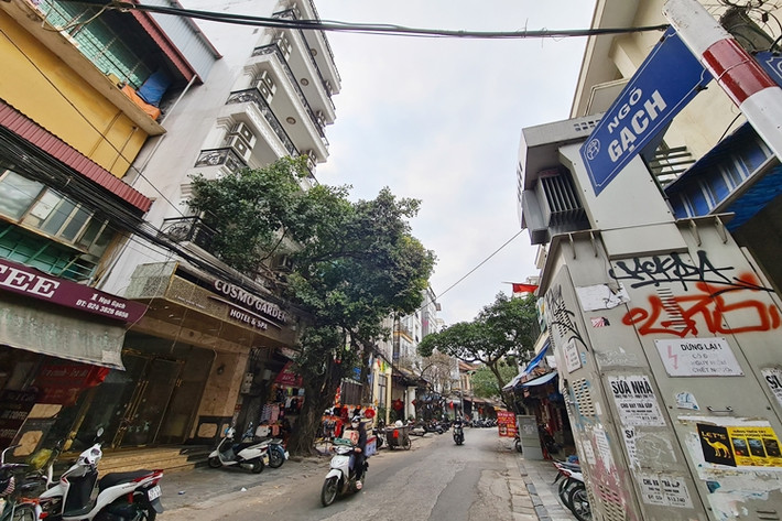 Một chủ khách sạn ở phố Ngõ Gạch cho biết, hoạt động kinh doanh bị ảnh hưởng từ đợt dịch COVID-19 thứ 2, khủng hoảng trầm trọng khi dịch bùng phát lần thứ 3. Trước kia, lượng khách lưu trú chủ yếu là khách nước ngoài. Đến nay, khách chỉ là vãng lai, thuê theo giờ, ít ỏi nên đành phải đóng cửa khách sạn để giảm các chi phí.