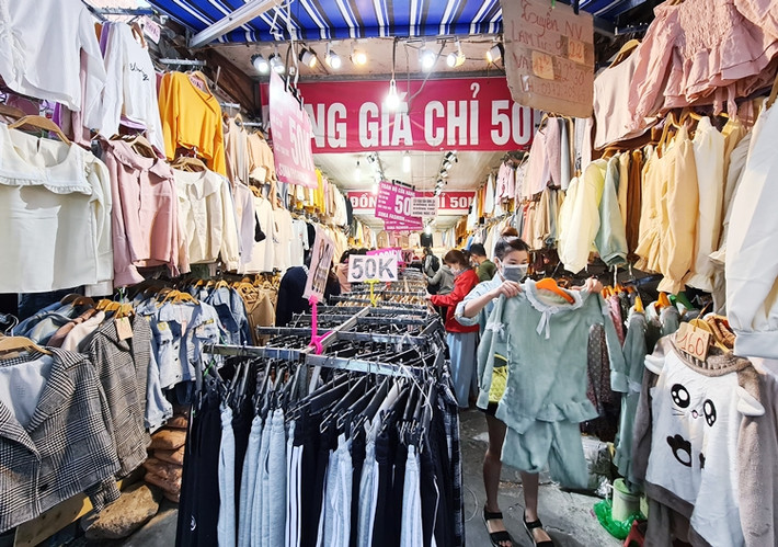 Nhiều sản phẩm quần áo cũng được xả hàng với mức giá chỉ trên dưới 50.000 đồng/sản phẩm.