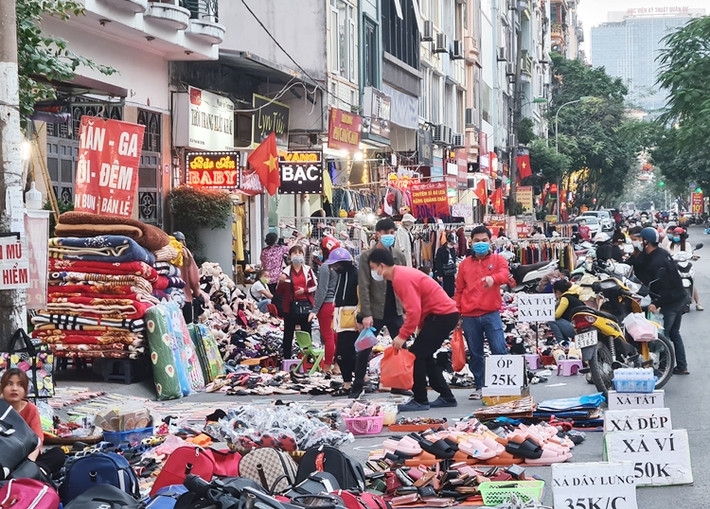 Chiều 6/2 (tức 25 tháng Chạp), nhiều ki-ốt, gian hàng ở chợ Nhà Xanh nổi tiếng nhất nhì giới sinh viên Hà Nội đều đồng loạt treo biển, đặt thông báo xả giá, xả tất nhiều mặt hàng như: Dây lưng, ví, giày dép, quần áo, túi xách…