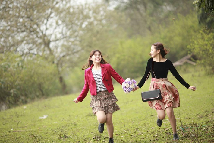 Hải Ngân và Thùy Linh luôn "dính" với nhau như hình với bóng. Hai chị em gần như lúc nào cũng có nhau, những hình ảnh thân thiết giữa họ khiến nhiều người liên tưởng đến một đôi bạn tri kỷ, thậm chí là còn lầm tưởng hai bạn là "người yêu" của nhau.