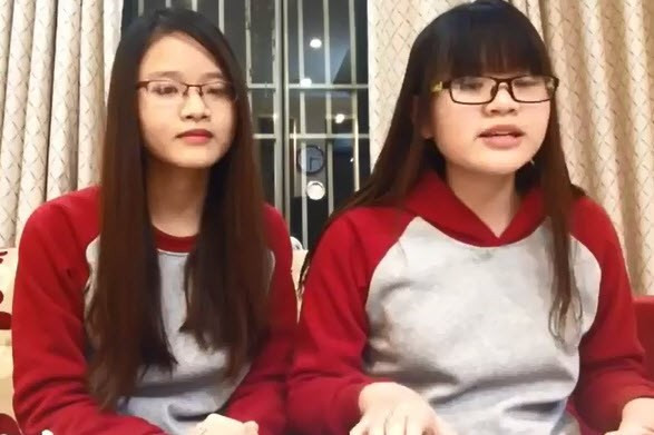 Bu Béo (trái) và Linh Quỷ là hai chị em xinh xắn xuất hiện trong clip cover "Không phải dạng vừa đâu" theo phong cách mới lạ, gây sốt mạng Việt gần đây với nhiều lời nhận xét cho rằng bản cover này còn hay hơn cả bản gốc của Sơn Tùng MTP - Xem clip cover tại đây.