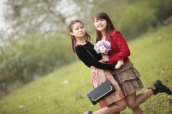 Hải Ngân và Thùy Linh đều đang là sinh viên trường Đại học Kinh tế Quốc dân, Hà Nội. Có khuôn mặt, vóc dáng rất giống nhau, hai chị em được nhiều bạn bè, cư dân mạng dành nhiều thiện cảm.