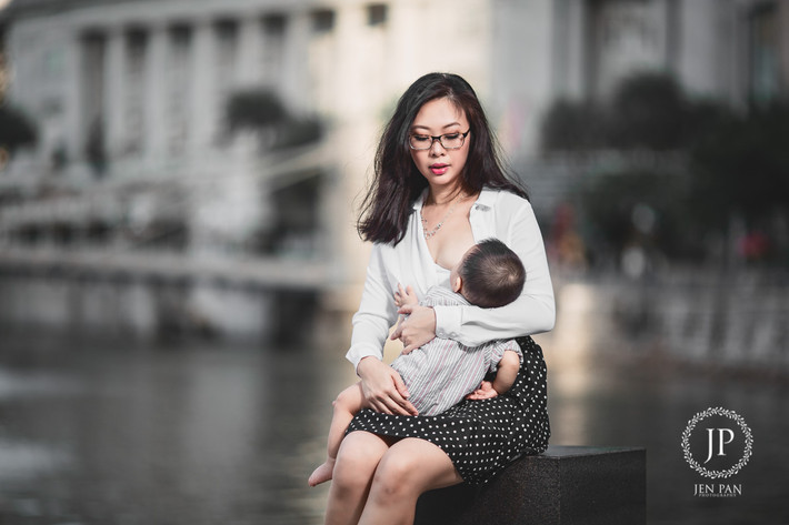 Cho con bú không chỉ để đảm bảo sức khỏe, đảm bảo cung cấp đầy đủ chất dinh dưỡng cho con mà đó còn là hành động để các bà mẹ thể hiện tình yêu thương, bản năng của mình. Và những đứa trẻ cũng không có tội, chúng cần được nhận những dòng sữa mẹ khi cần thiết, dù có đang ở bất cứ đâu.