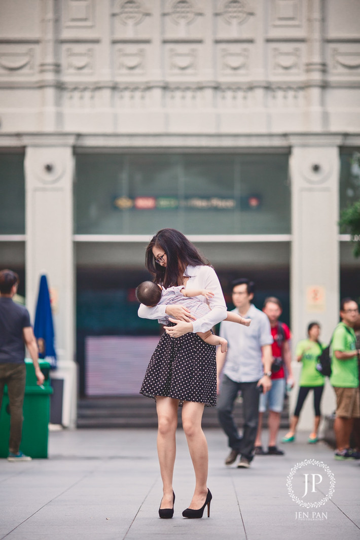 Được biết, Jen Pan đã thực hiện bộ ảnh của mình tại các địa điểm có nhiều tòa nhà hành chính, văn phòng nhằm nói lên quan điểm rõ ràng của mình.