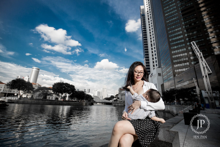 Jen Pan, một nhiếp ảnh gia người Singapore vừa cho ra mắt bộ ảnh mang nội dung khá nhạy cảm tạo ra vô vàn cuộc tranh cãi trên mạng xã hội. Chứng kiến nhiều người phụ nữ công sở bị phân biệt vì cho con bú, hút sữa ở cơ quan hay ngoài đường, nữ nhiếp ảnh gia đã mượn bộ tác phẩm mới để nói lên quan điểm của mình.