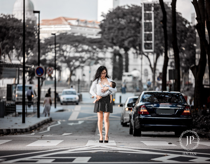 Nữ nhiếp ảnh gia đã chụp một bà mẹ mặc đồ công sở vừa bế con đi trên phố, vừa vạch áo cho con bú rất tự nhiên. Trên môi bà mẹ công sở là nụ cười hạnh phúc, vui vẻ… Bộ ảnh vừa thể hiện tình mẫu tử vừa thể hiện được nỗi lòng của chính tác giả về sự phân biệt mà người phụ nữ khi sinh con phải chịu đựng.
