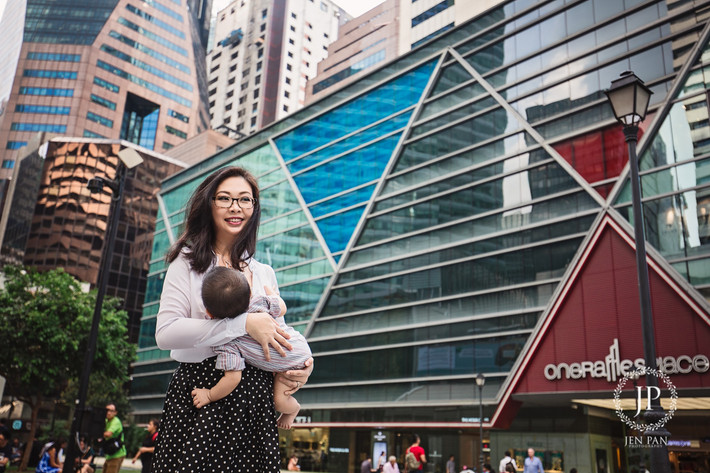Cảnh bà mẹ vạch áo cho con bú giữa đường, trên môi nở nụ cười hạnh phúc thực sự trở thành dấu ấn đậm nét trong bộ ảnh này. Dân mạng Singapore, Trung Quốc hiện cũng đang xôn xao, thi nhau bình luận, nêu quan điểm về bộ ảnh này.