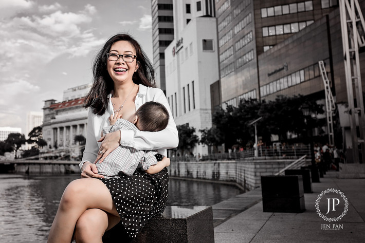 Cũng là phụ nữ, cũng từng sinh đẻ và nuôi con, nữ nhiếp ảnh gia kịch liệt phản đối việc ai đó khó chịu khi một bà mẹ vạch áo cho con bú khi cần thiết, bất chấp việc họ đang ở nơi công cộng hay chốn đông người.