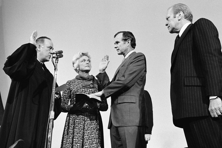 Trong 10 năm tiếp theo, ông Bush luôn có Barbara đồng hành trên mọi nấc thang sự nghiệp khi ông lần lượt đảm nhiệm nhiều chức vụ cấp cao trong chính quyền Mỹ. Bà cũng chuyển tới Bắc Kinh sống cùng chồng khi ông là trưởng Văn phòng liên lạc Mỹ tại Trung Quốc (1974-1976). Trong ảnh, Barbara tại lễ tuyên thệ khi ông nhậm chức giám đốc Cơ quan Tình báo Trung ương Mỹ (CIA) năm 1976. Ảnh: AP.