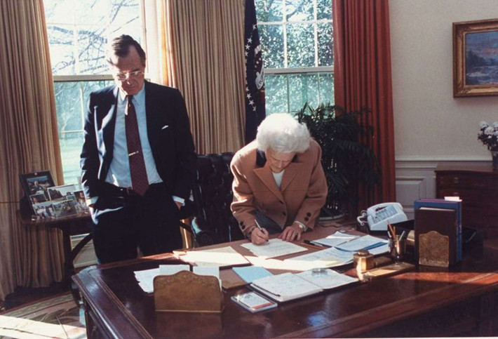 Năm 1988, Bush chạy đua cho vị trí tổng thống Mỹ và giành chiến thắng. Barbara đã luôn ở bên hỗ trợ ông trong suốt chiến dịch tranh cử. Ngay cả khi đã trở thành chủ nhân Nhà Trắng với nhiều trợ lý vây quanh, cựu tổng thống Mỹ vẫn được vợ phụ giúp một số công việc tại Phòng Bầu dục. Ảnh: Getty.