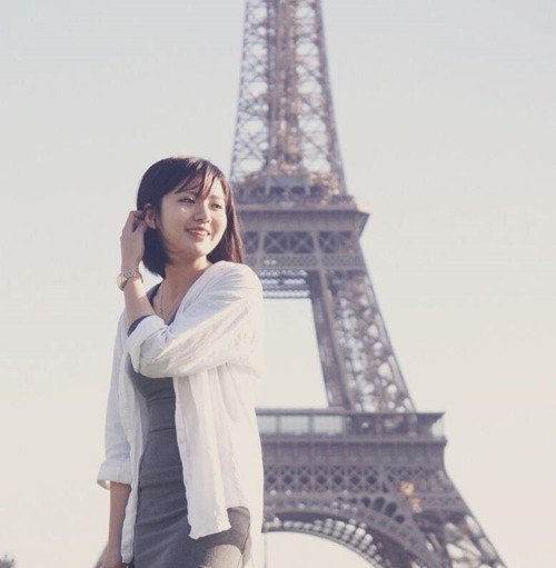Để tưởng nhớ Paris - nơi vừa xảy ra vụ khủng bố liên hoàn hôm 13/11, hot girl Tú Linh có đăng một bức ảnh cô mỉm cười chụp bên tháp Eiffel. Trong thời điểm nhiều bạn trẻ đau buồn, thương xót trước cái chết của nhiều người dân Paris, nước Pháp... bức ảnh với nụ cười của Tú Linh đã tạo ra nhiều tranh cãi. Nhiều dân mạng thậm chí chỉ trích Tú Linh là vô cảm, dùng ảnh cười tươi vui vẻ để hướng về một nơi đang đầy cảnh tang thương.