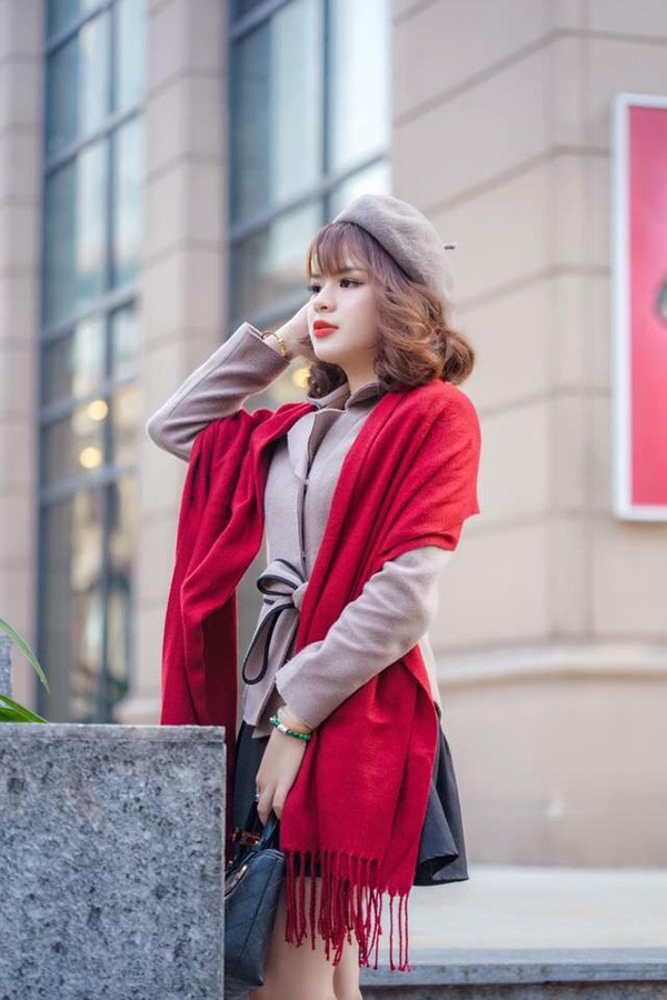 Hà Đan còn tâm sự, cô nàng luôn muốn thử sức mình trong nhiều cá tính, màu sắc khác nhau chứ không muốn đóng khung trong hình tượng nhất định nào cả. Vì vậy, mỗi một vai diễn là một điều khiến cô nàng cảm thấy thú vị. 'Tính cách của mình cũng như vậy, đa sầu đa cảm lắm, khi thì nhí nhảnh như đứa trẻ, nhưng cũng có khi như 'bà cụ non' – diễn viên SN 1995 nói.