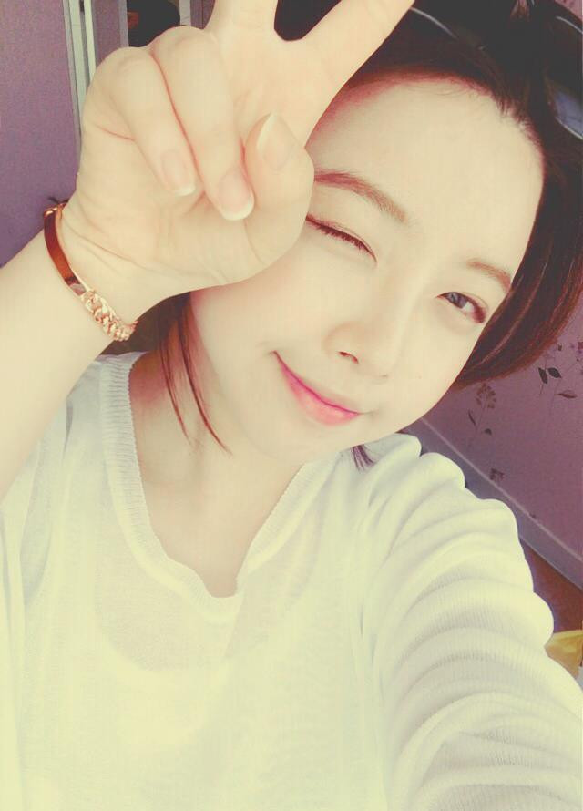 Mới đây, trên trang cá nhân của mình, Kim Soo Kyeong đã gửi lời nhắn tới những người đã theo dõi câu chuyện của cô: “Tôi mong rằng những bạn đang gặp hoàn cảnh khó khăn giống như tôi trước đây, khi nghe câu chuyện của tôi sẽ có thêm động lực để tiếp tục cố gắng. Tôi cảm thấy mình cần cố gắng hơn nữa và làm tốt hơn nữa để cho các bạn thấy được hình ảnh thành công của tôi. Cảm ơn các bạn vì đã theo dõi và động viên tôi thời gian vừa qua”.