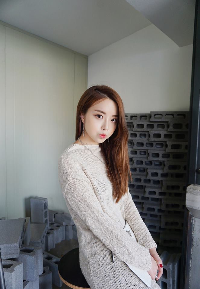Kim Soo Kyeong được biết đến lần đầu trong chương trình trình “Human Documentary People is Good” của đài MBC từ năm 2012. Khi đó Kim Soo Kyeong mới 17 tuổi và cô mang tới chương trình câu chuyện về chính bản thân đã vượt qua nhiều khó khăn để tự mình lập nghiệp.