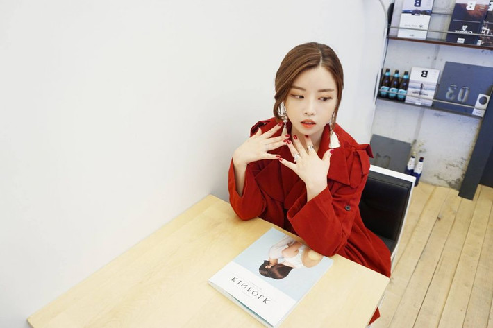 Khi còn đi học, gia đình Kim Soo Kyeong bất ngờ gặp biến cố. Bố cô làm ăn thua lỗ khiến gia đình mắc nợ chồng chất, nhà nghèo nên Kim Soo Kyeong buộc phải bỏ học năm 17 tuổi và tự mình tìm cách kiếm tiền giúp đỡ gia đình.
