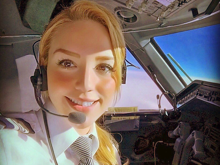 Alejandra Manríquez Pérez (30 tuổi, Mexico) có công việc đáng mơ ước là lái máy bay chở những người giàu có, ngôi sao như Maroon 5, Cristiano Ronaldo, tay đua F1 Sergio Pérez, theo The Sun. Do hồi nhỏ nhà nghèo, không có cơ hội đi du lịch, từ năm 21 tuổi, 8X quyết tâm trở thành phi công, hiện thực hóa giấc mơ bay khắp thế giới. Alejandra đã bay tới 39 quốc gia khác nhau. Ảnh: Instagram NV.
