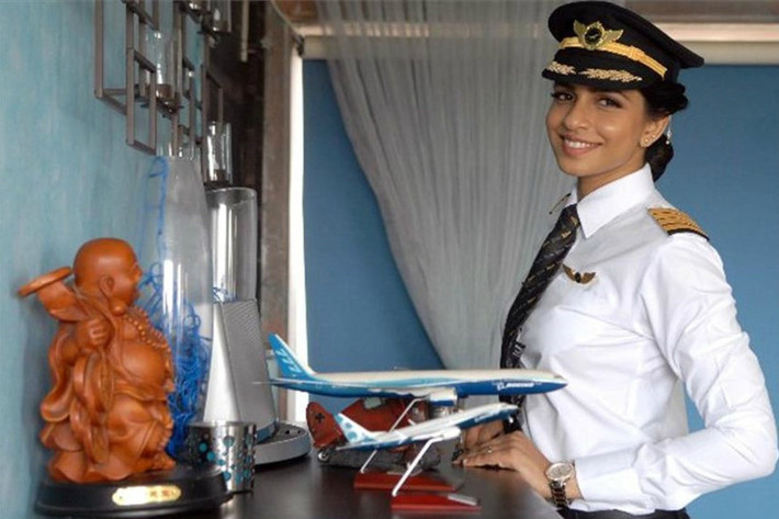 Anny Divya (30 tuổi, Ấn Độ) mới đây trở thành cơ trưởng chỉ huy phi cơ Boeing 777 - loại máy bay hai động cơ lớn nhất thế giới. Đó là thành quả từ nhiều năm nỗ lực, vượt lên sự hoài nghi từ nhiều người xung quanh, cùng những năm tháng học tập, rèn luyện vất vả từ năm cô 17 tuổi. Theo Hindustan Times, Anny Divya lái máy bay Boeing 737 từ năm 19 tuổi. Hiện 8X có cuộc sống đầy đủ, chu cấp tiền cho hai em đi du học, xây nhà cho cha mẹ. Ảnh: Business Standard.