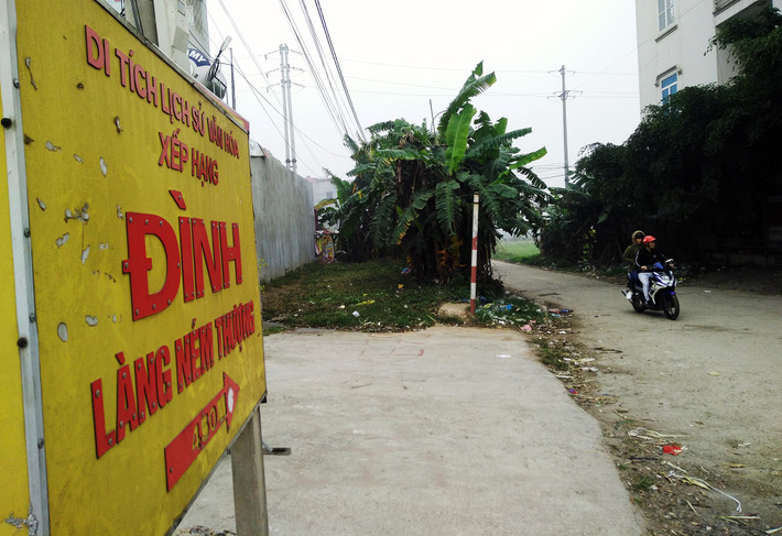 Làng Ném Thượng thuộc phường Khắc Niệm (TP Bắc Ninh, tỉnh Bắc Ninh), nơi đây được biết đến bởi có lễ hội chém lợn truyền thống độc đáo diễn ra vào ngày mùng 6 tháng Giêng hàng năm.