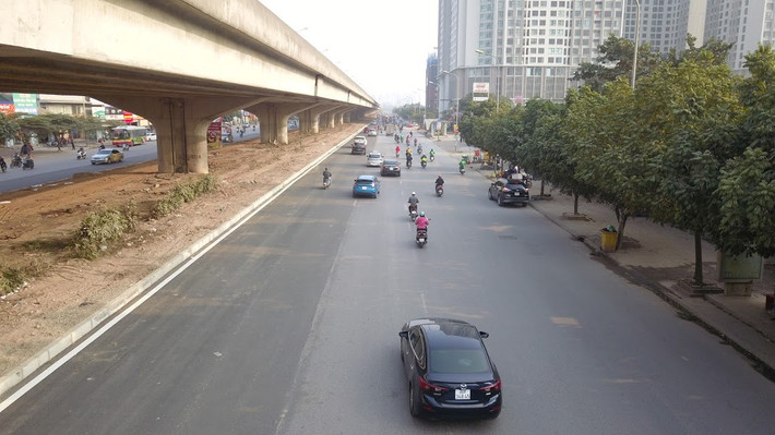 Để góp phần giải quyết tình trạng ùn tắc giao thông trên trục đường vành đai 3, từ ngày 1/1/2019, Sở GTVT Hà Nội đã nhanh chóng triển khai việc xén thảm cỏ dưới gầm cầu, dải phân cách giữa để mở rộng đường vành đai 3.