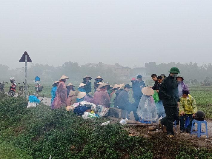 Người dân tập trung nhau rất đông và chặn tất cả các xe rác di chuyển vào khu xử lý.