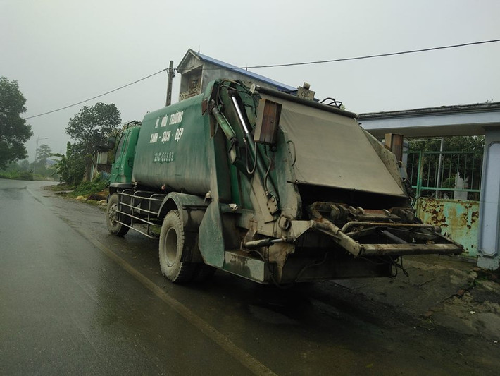 Xe chở rác không thể vào được bãi rác do dân chặn, lái xe đành phải đỗ dọc đường gần với khu xử lý rác.