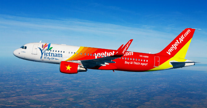 6: Máy bay VietJet gặp sự cố phải bay nhiều vòng rồi quay lại Tân Sơn Nhất: Lúc 19h05 ngày 19/11/2018, chuyến bay VJ198 khởi hành từ HCM đi Hà Nội đã có đường bay rất kỳ lạ. Sau khi cất cánh, chiếc máy bay đã quay ngược về khu vực Tây Nam sau đó bay vòng tròn khoảng 5 vòng rồi hạ cánh xuống sân bay Tân Sơn Nhất. Ảnh minh họa.