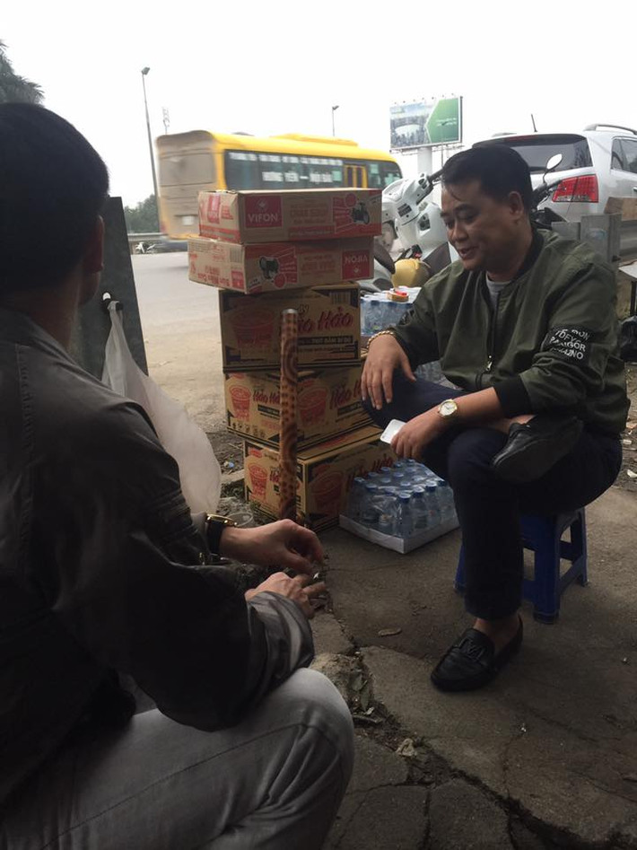 Tài xế liên tục tiếp tế thực phẩm đến trạm BOT Bắc Thăng Long - Nội Bài để phản đối việc thu phí hộ tuyến tránh TP Vĩnh Yên.