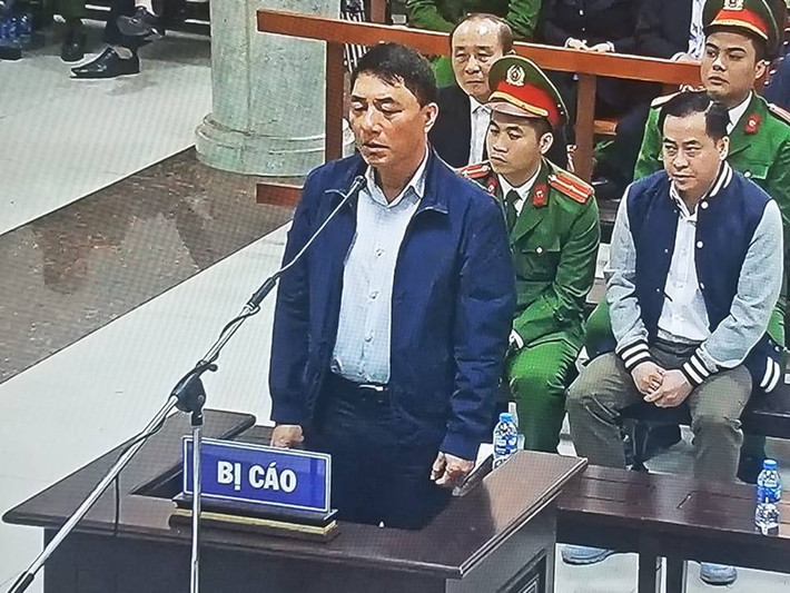Bị cáo Tân đứng lên bục bị cáo để trả lời HĐXX khi thẩm tra căn cước.