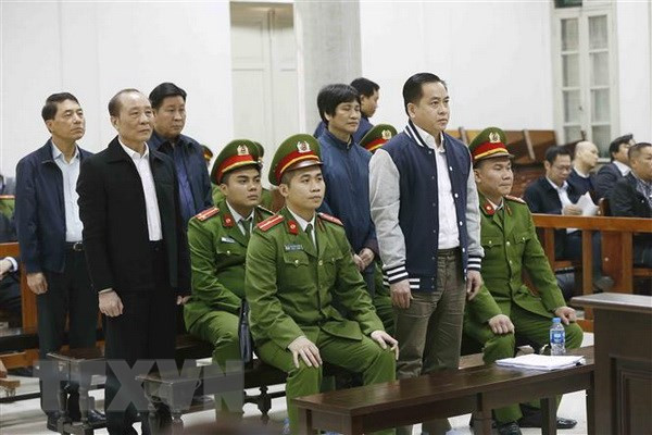 Bị cáo Phan Văn Anh Vũ (Vũ "nhôm") cùng 2 nguyên Thứ trưởng Bộ Công an tại phiên xét xử sơ thẩm sáng nay. (Ảnh TTXVN)