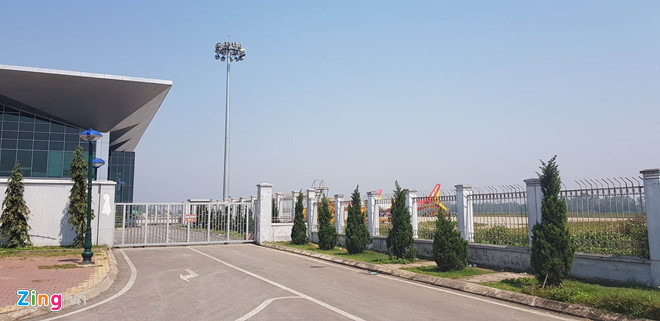 Theo cơ quan chức năng, vị trí mà nam thanh niên đột ngập vào sân đỗ là khu vực tường rào cổng đón khách VIP, sát nhà trông giữ xe hành khách có hàng rào cao 2,45m. Thời điểm nam thanh niên lên được máy bay là khoảng 12h ngày 3/3/2018. Ảnh Zing.