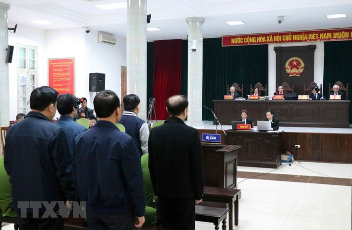 HĐXX phiên tòa gồm 5 người, Thẩm phán Trương Việt Toàn làm Chủ tọa. (Ảnh TTXVN)