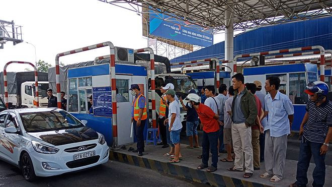 2. BOT T2 (Cần Thơ - An Giang) nhiều lần xả trạm: Khoảng 19h58 ngày 27/2/2018, đến sáng 28/2/2018, một số tài xế khi đến trạm BOT T2 (Cần Thơ) đã không mua vé, dừng hàng giờ đồng hồ không di chuyển, trạm xả cũng không đi, tắt máy rời khỏi xe… Lý do họ không đồng tình với cách thu phí của trạm. Ảnh: Tiền Phong.