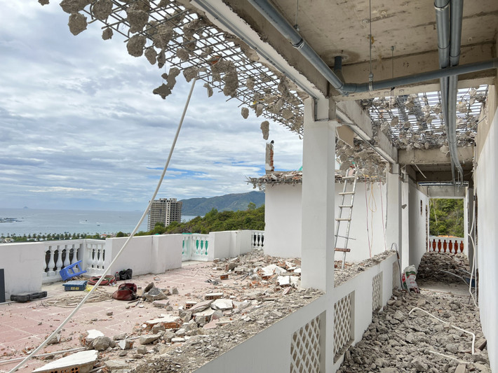 Theo Báo Khánh Hòa, tại dự án khu biệt thự cao cấp Ocean View Nha Trang hôm 31/8, nhiều công trình vi phạm vẫn đang được chủ đầu tư khẩn trương tháo dỡ. (Ảnh: Báo Khánh Hòa).