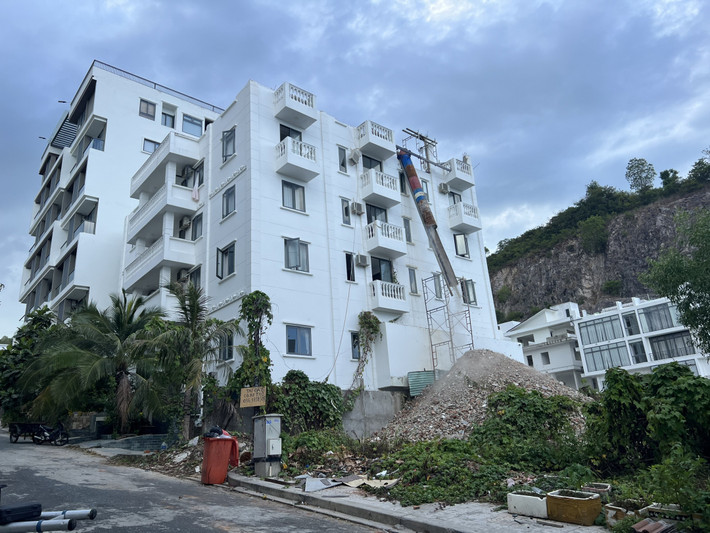Việc nhiều công trình vi phạm tại dự án Ocean View Nha Trang diễn ra từ năm 2018 nhưng không được phát hiện, xử lý kịp thời dẫn đến khó khăn trong việc khắc phục hậu quả. (Ảnh: Báo Khánh Hòa).