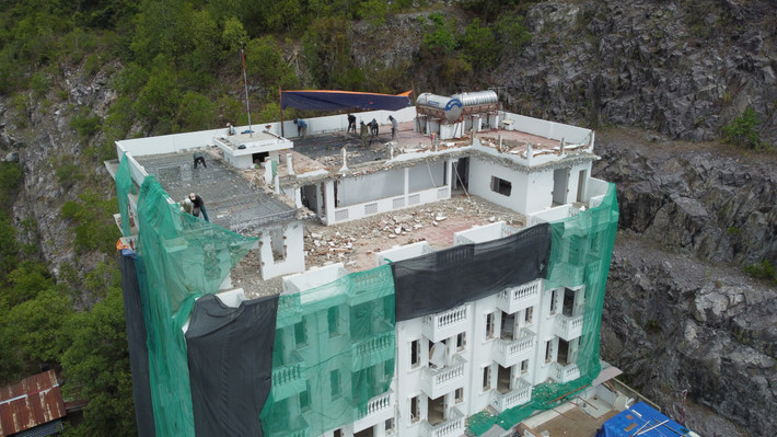 Tính đến tháng 8/2023, mới có 3 công trình vi phạm tại dự án này hoàn thành tháo dỡ phần vi phạm, trong đó 2 công trình do UBND phường Vĩnh Trường cưỡng chế tháo dỡ giai đoạn 1 (chiều cao xây dựng) và chủ đầu tư tự tháo dỡ giai đoạn 2 (mật độ xây dựng); 1 công trình chủ đầu tư tự tháo dỡ 2 giai đoạn. (Ảnh: Báo Khánh Hòa).