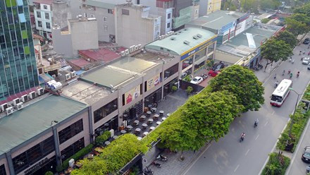 Tại ô đất số 2, có diện tích 2.324m2, Cty ĐTXLTM & DV đã cho kinh doanh nhà hàng cà phê, salon làm đẹp, cửa hàng thức ăn nhanh, quán bia