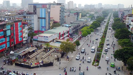 Lô đất dự án cống hoá mương thoát nước Nghĩa Đô kết hợp dự án bãi xe và công trình dịch vụ phụ trợ ở mặt đường Nguyễn Khánh Toàn nhìn từ ngã tư Quan Hoa - Nguyễn Khánh Toàn - Đào Tấn.