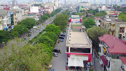 Nhưng không hiểu vì lý do gì, nhiều năm nay dự án này đã đã không được triển khai. Tại khu đất đó dần dần mọc lên hàng loạt các cửa hàng kinh doanh, quán bia, cà phê, hiệu sách, ngân hàng, gara ô tô và thậm chí là cả chợ cóc, bãi tập kết xe rác…