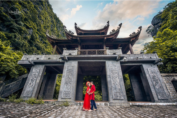 Trong bộ ảnh này, DJ Wang và Thanh Nhân lấy cảm hứng từ nét đẹp truyền thống của tà áo dài và các địa danh lịch sử, thắng cảnh đẹp của vùng đất cố đô.
