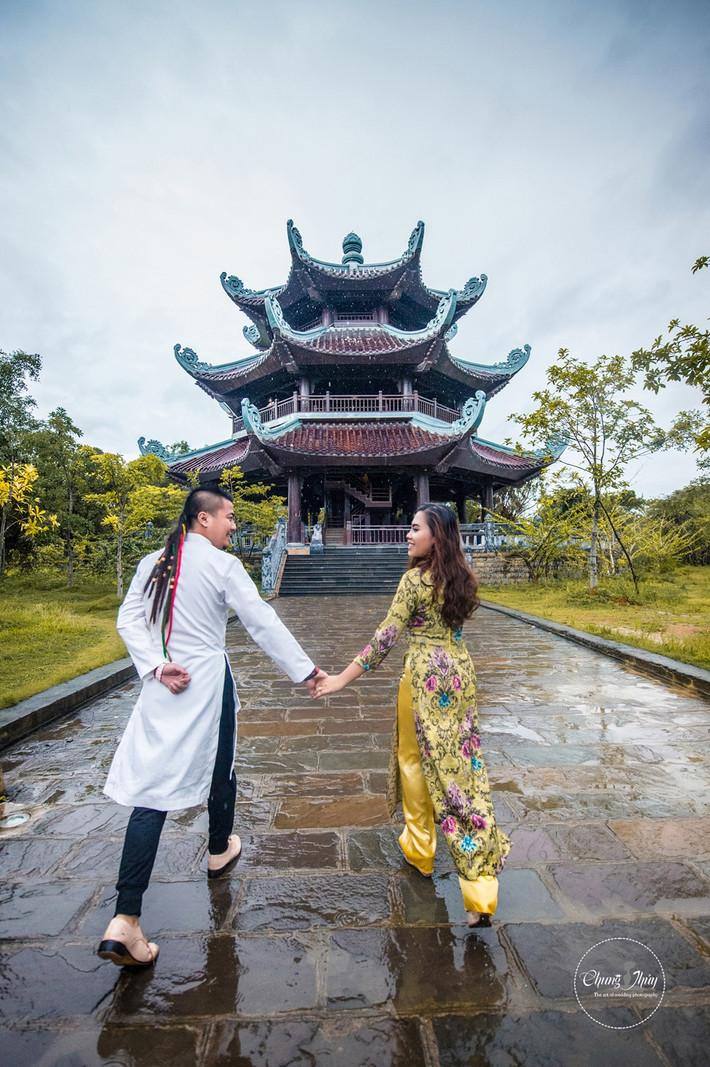 Thế nhưng, cặp đôi vẫn chọn những thắng cảnh đẹp trong nước để chụp ảnh cưới.
