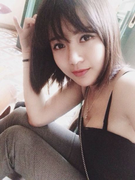 Ngoài Kiều Trinh thì hot girl fan MU Tú Linh cũng từng gây bất ngờ khi lần đầu khoe hình ảnh mặc bikini thông qua những bức ảnh trên Facebook và một đoạn clip du lịch. Tú Linh MU là cái tên không còn xa lạ với giới trẻ đặc biệt là fan hâm mộ đội bóng MU. Tú Linh sinh năm 1991, là sinh viên K48 Đại học Ngoại thương Hà Nội. Cô đã hoàn thành khóa học thạc sĩ chuyên ngành Quản lý kinh tế tại trường Paris 10 Nanterre.