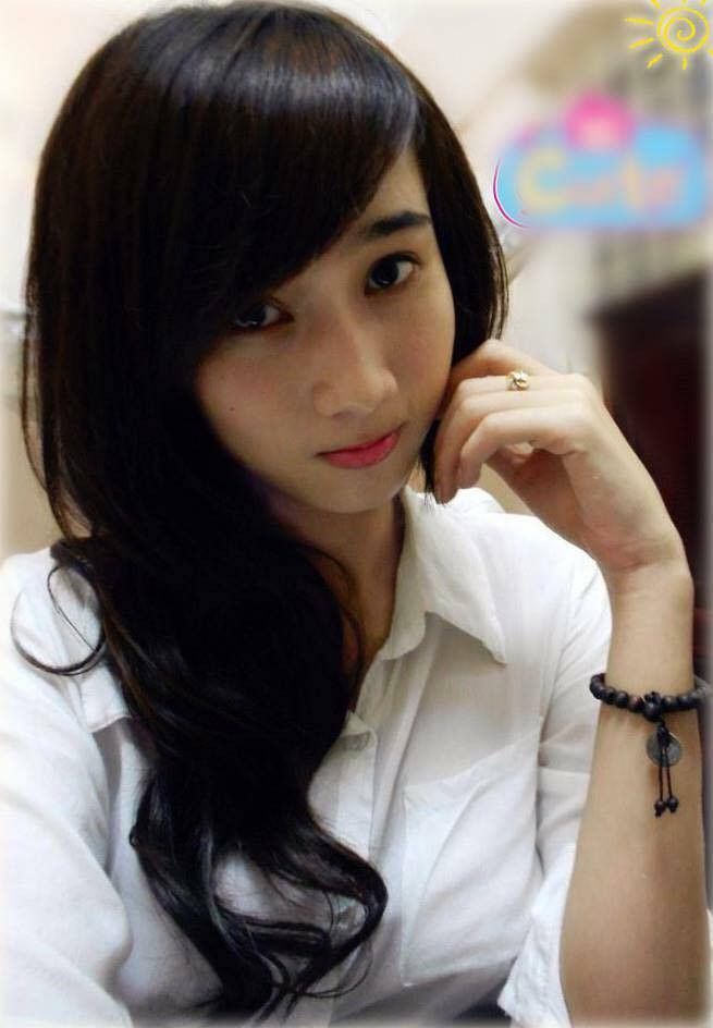 Để có được chiếc xe độc như hiện tại, cô gái Thanh Hóa đã tốn rất nhiều thời gian và công sức khi chọn mẫu và đặt hàng tại TP. HCM rồi đợi chuyển quê. Rất chiều và yêu thương con gái, bố mẹ Hằng đã để con gái "rượu" trang trí chiếc xế hộp màu trắng sang trọng thành chiếc xe hoạt hình nghộ nghĩnh.