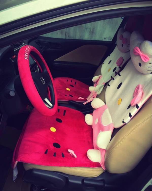 Chiếc xế sang màu trắng được Hằng trang trí bằng rất nhiều những hình dán Kitty ngộ nghĩnh và các dòng chữ xinh xinh quanh cửa xe như" Kitty says ...I love you!" Ghế ngồi và vô lăng cũng được chủ nhân đầu tư bọc hình mèo hồng xinh xắn. Ghế sau xe là cả thế giới thú bông cực kute.